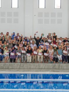 YÜZMEDE KADINLAR SERTİFİKALARINI ALDI