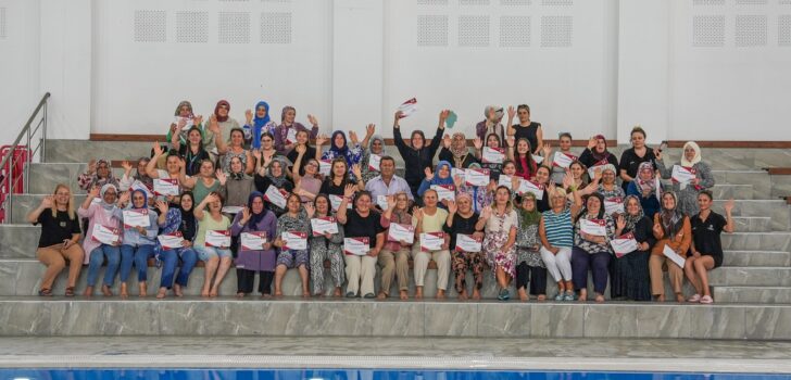 YÜZMEDE KADINLAR SERTİFİKALARINI ALDI