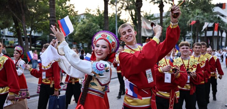 DÜNYANIN RENKLERİ DENİZLİ’DE BULUŞTU