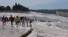 PAMUKKALE’NİN BEYAZ CENNETİNDE SATRANÇ MOLASI