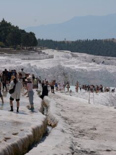PAMUKKALE’NİN BEYAZ CENNETİNDE SATRANÇ MOLASI
