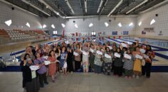 YÜZME BİLMEYEN KADINLAR SERTİFİKALARINI ALDI