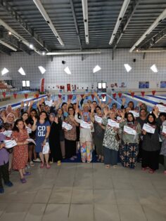 YÜZME BİLMEYEN KADINLAR SERTİFİKALARINI ALDI