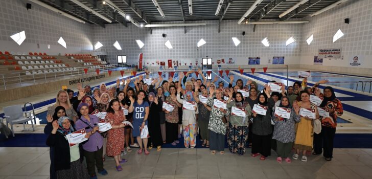 YÜZME BİLMEYEN KADINLAR SERTİFİKALARINI ALDI