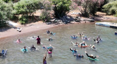 YÜZME ÖĞRENEN KADINLAR İLK KEZ DENİZLE TANIŞTI