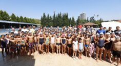 MİNİK YÜZÜCÜLERE VALİ MORALİ