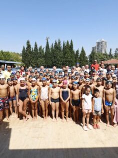 MİNİK YÜZÜCÜLERE VALİ MORALİ