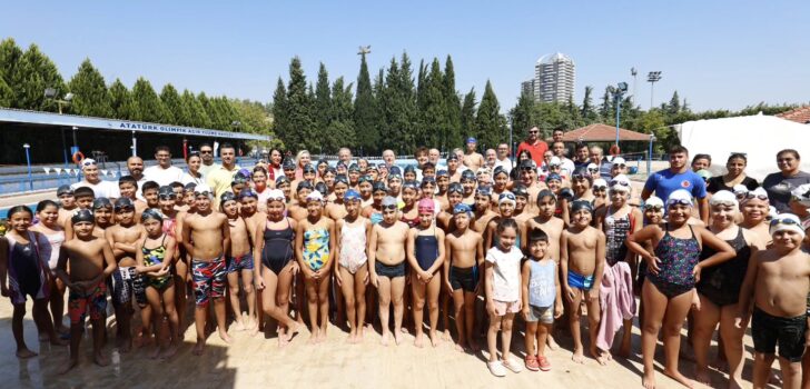 MİNİK YÜZÜCÜLERE VALİ MORALİ