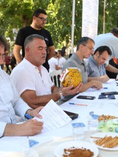FESTİVALDE EN İYİ YOĞURT VE KAVUN BELİRLENDİ