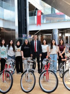 BAŞARILI ÖĞRENCİLERE BİSİKLET ÖDÜLÜ