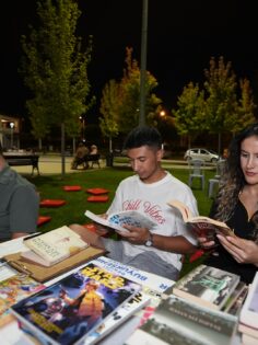 KİTAPSEVERLER SESSİZ OKUMA ETKİNLİĞİNDE BİR ARAYA GELDİ