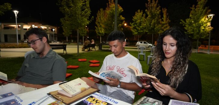 KİTAPSEVERLER SESSİZ OKUMA ETKİNLİĞİNDE BİR ARAYA GELDİ