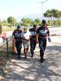 TURİSTLERİN GİZLİ GÖRÜNTÜLERİNİ ÇEKEN KİŞİ YAKALANDI