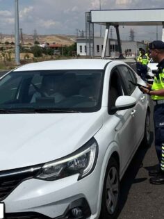 TERS YÖNE GİREN ARAÇ! YAKININI DİNLENME TESİSİNDE UNUTMUŞ