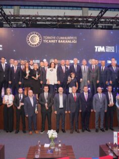 İHRACATIN YILDIZLARI ÖDÜLLERİNİ ALDI