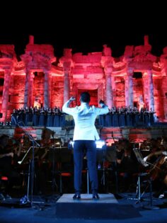 HİERAPOLİS ANTİK KENTİ TARİHİ KONSERLE ON BİNLERİ AĞIRLADI