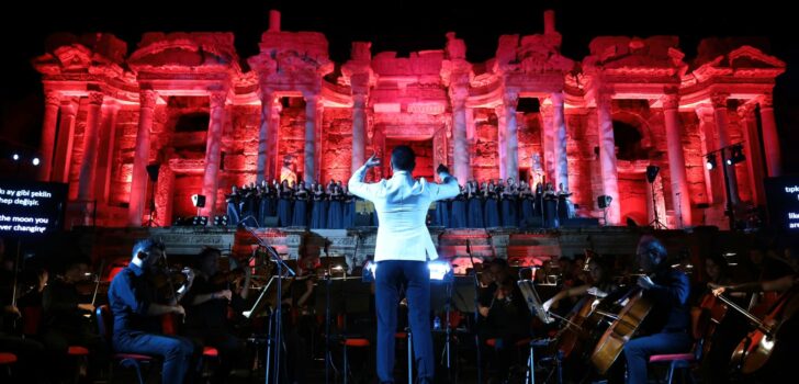 HİERAPOLİS ANTİK KENTİ TARİHİ KONSERLE ON BİNLERİ AĞIRLADI