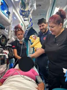 HASTANEYE HAKLEDİLİRKEN AMBULANSTA DOĞUM YAPTI