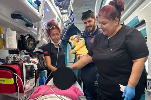 HASTANEYE HAKLEDİLİRKEN AMBULANSTA DOĞUM YAPTI