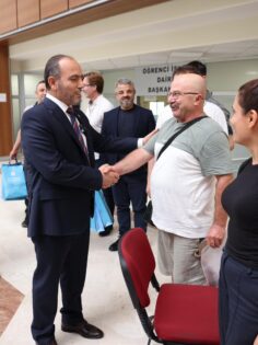 REKTÖR GÜNGÖR, PAÜ AİLESİNE KATILAN ÖĞRENCİLERLE TANIŞTI