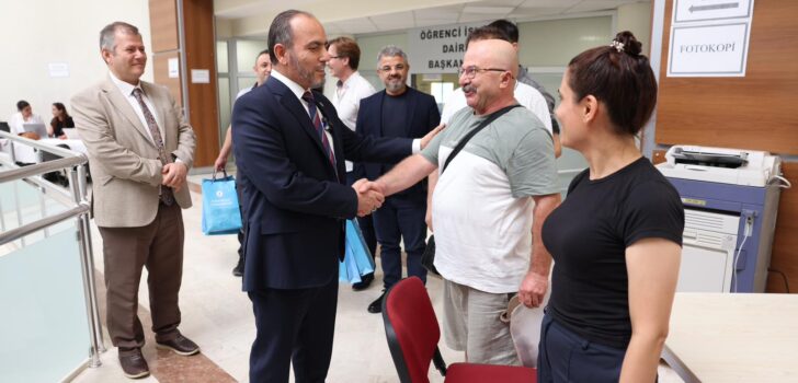 REKTÖR GÜNGÖR, PAÜ AİLESİNE KATILAN ÖĞRENCİLERLE TANIŞTI