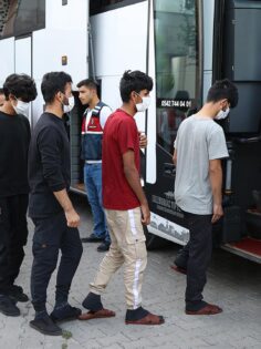 DENİZLİ’DE 72 DÜZENSİZ GÖÇMEN SINIR DIŞI EDİLDİ