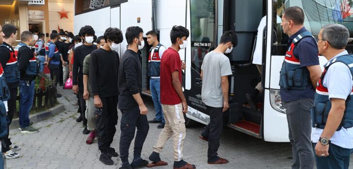 DENİZLİ’DE 72 DÜZENSİZ GÖÇMEN SINIR DIŞI EDİLDİ