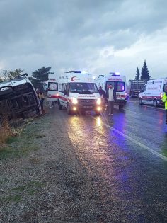 BULDAN’DA TUR OTOBÜSÜ ŞARAMPOLE YUVARLANDI: 2 ÖLÜ