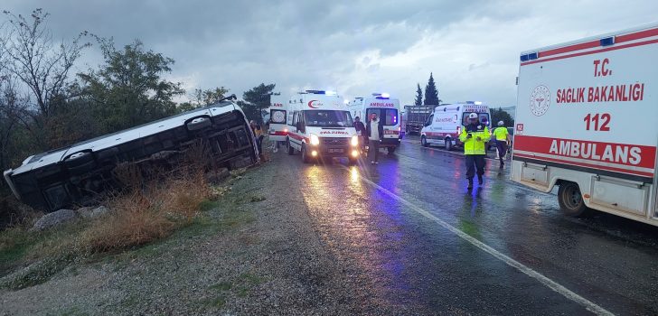 BULDAN’DA TUR OTOBÜSÜ ŞARAMPOLE YUVARLANDI: 2 ÖLÜ