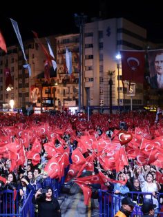 ON BİNLER DELİKLİÇINAR MEYDANI’NDA CUMHURİYET İÇİN BULUŞTU