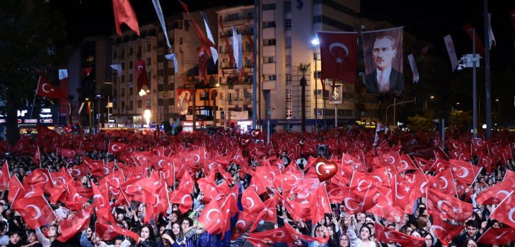 ON BİNLER DELİKLİÇINAR MEYDANI’NDA CUMHURİYET İÇİN BULUŞTU