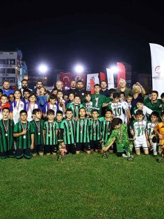 GENÇLER “CUMHURİYET” İÇİN SAHAYA ÇIKTI