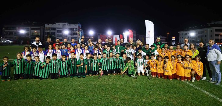 GENÇLER “CUMHURİYET” İÇİN SAHAYA ÇIKTI