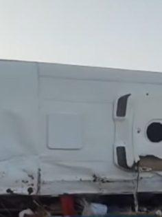 TARIM İŞÇİLERİNİ TAŞIYAN MİDİBÜS DEVRİLDİ: 23 YARALI