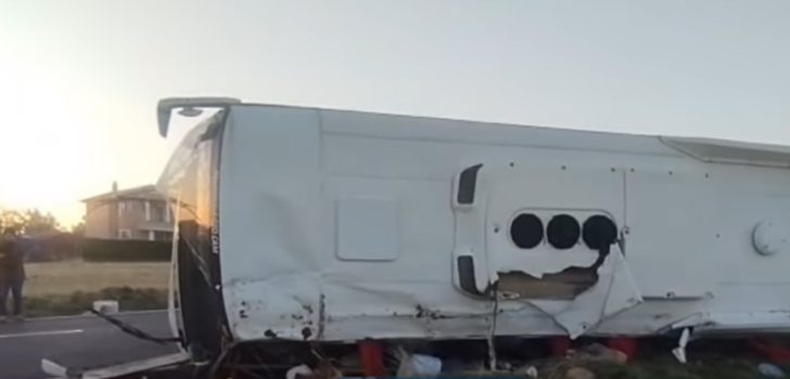 TARIM İŞÇİLERİNİ TAŞIYAN MİDİBÜS DEVRİLDİ: 23 YARALI