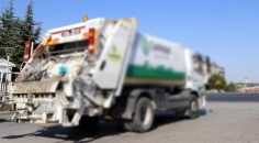 ÇÖP KAMYONUNUN ALTINDA KALDI