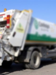 ÇÖP KAMYONUNUN ALTINDA KALDI