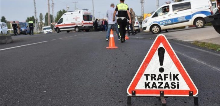 KAMYON, SERVİS MİNİBÜSÜNE ÇARPTI: 1 ÖLÜ