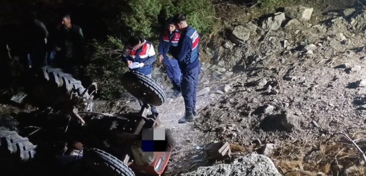 GÜZELPINAR’DA TRAKTÖR DEVRİLDİ: 2 ÖLÜ