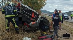 KAZADA ARAÇTA SIKIŞAN KADINI İTFAİYE KURTARDI