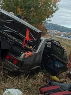 KAZADA ARAÇTA SIKIŞAN KADINI İTFAİYE KURTARDI