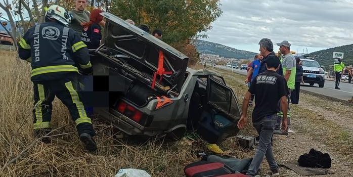 KAZADA ARAÇTA SIKIŞAN KADINI İTFAİYE KURTARDI