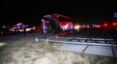 OTOBÜSLE MİNİBÜS KAFA KAFAYA ÇARPIŞTI: 1 ÖLÜ, 13 YARALI