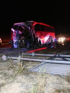 OTOBÜSLE MİNİBÜS KAFA KAFAYA ÇARPIŞTI: 1 ÖLÜ, 13 YARALI