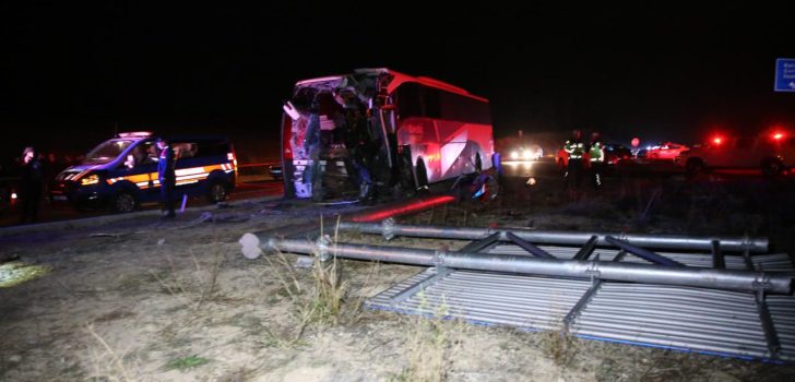 OTOBÜSLE MİNİBÜS KAFA KAFAYA ÇARPIŞTI: 1 ÖLÜ, 13 YARALI