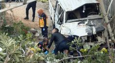 KAMYONET EVİN BAHÇESİNE UÇTU: 1 ÖLÜ, 3 YARALI