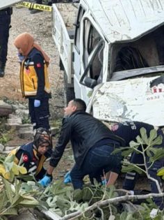 KAMYONET EVİN BAHÇESİNE UÇTU: 1 ÖLÜ, 3 YARALI