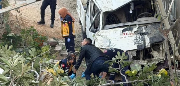 KAMYONET EVİN BAHÇESİNE UÇTU: 1 ÖLÜ, 3 YARALI