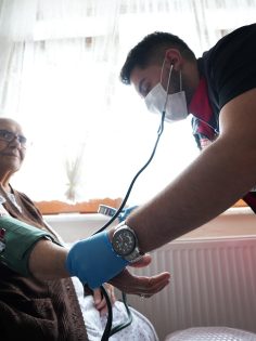 BÜYÜKŞEHİR’İN EVDE BAKIM VE SAĞLIK HİZMETLERİ 10 AYDA 112 BİNİ AŞTI