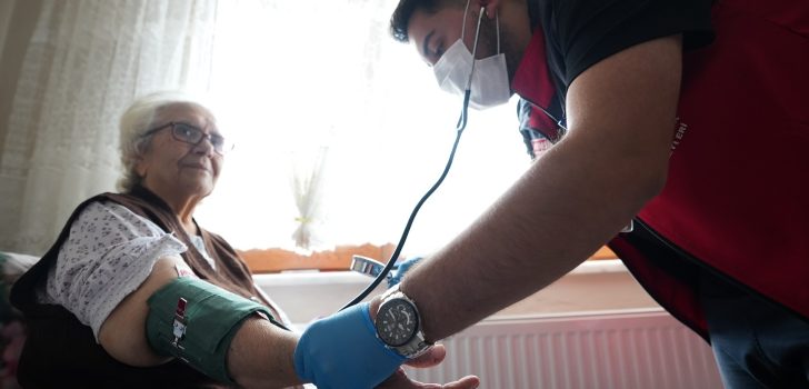 BÜYÜKŞEHİR’İN EVDE BAKIM VE SAĞLIK HİZMETLERİ 10 AYDA 112 BİNİ AŞTI